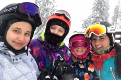 kids-ski-lessons-with-Roxana-skin-instructor-Poiana-Brasov